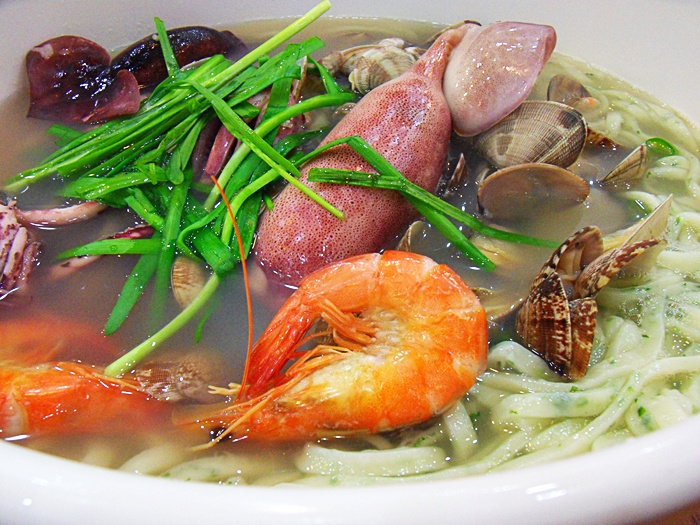 긴 이름만큼 맛있는 본가부추해물손칼국수