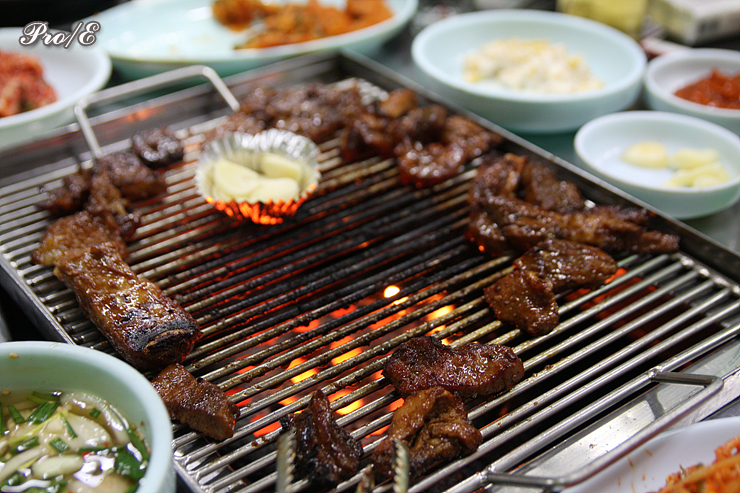 인천 효성동.. 어두운 길가에 있는 연탄갈비