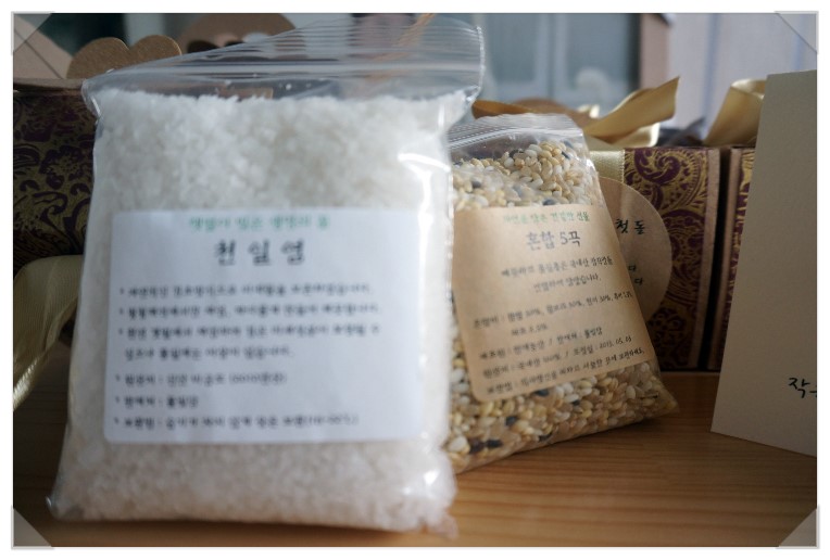 우리 아기 돌잔치 후기 그 두번째 이야기에요^^* 봄티비(성장동영상), 스윗비의하루(감사장 외4종), 풀빛담(답례품), 사진찍어주는 여자(스냅)