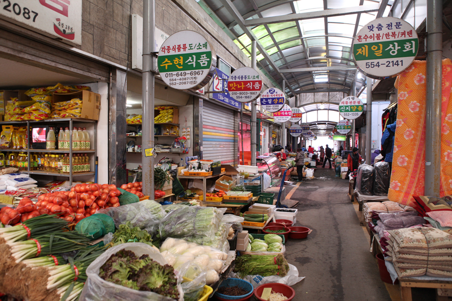 완도의 작은 수산시장 중앙시장