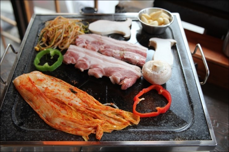 홍대고기집 도쿄아끼 에서 제주 흑돼지김치모듬 맛있네