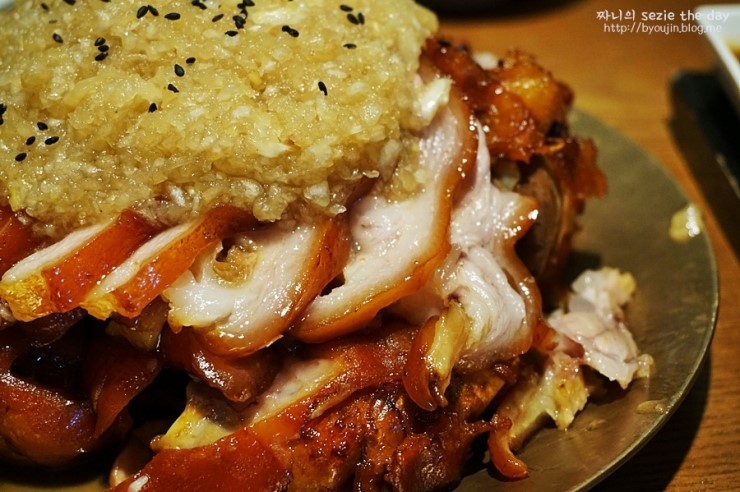 홍대맛집 : 샐러드와 얼큰한 칼국수까지 함께 마늘족발을! 미쓰족발