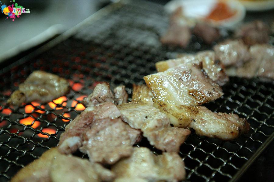 양재역 맛집 추억의 연탄갈비, 제주 흑돼지와 한라산 소주에 혀를 맡기다