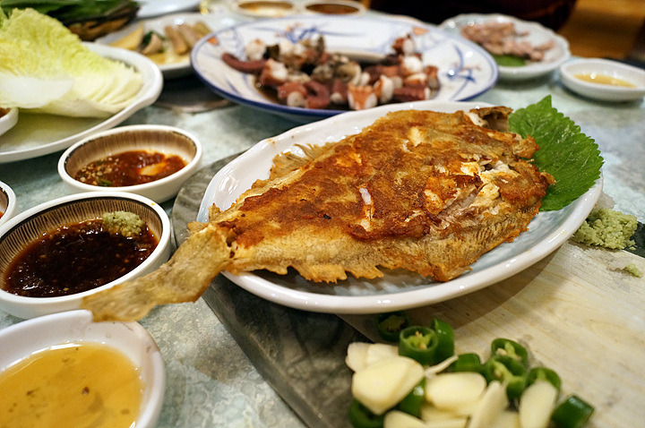 [부산중앙동맛집] 인기 만점 참가자미회 ~ 어촌