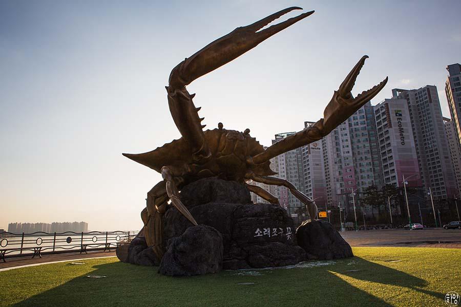 소래포구 광장의 꽃게 조형물