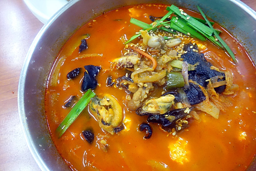 강릉 짬뽕순두부 동화가든 : 짬뽕순두부는 순두부 넣은 짬뽕밥이다