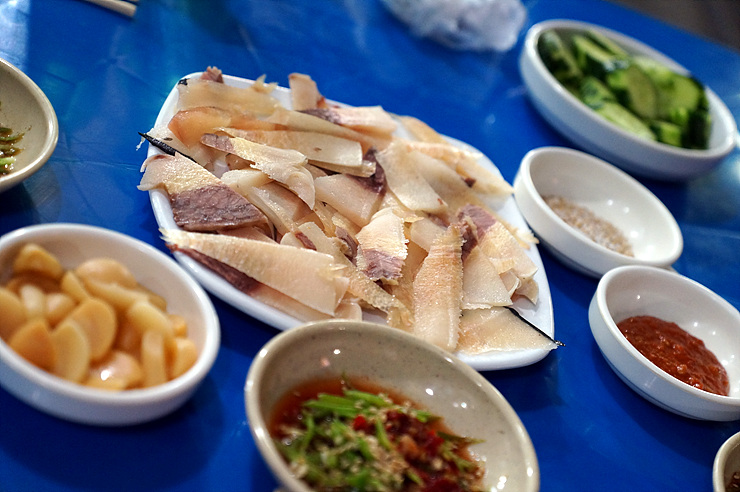 [부산맛집/자갈치맛집] 영란고래고기 - 막 썰어 파는 밍크고래