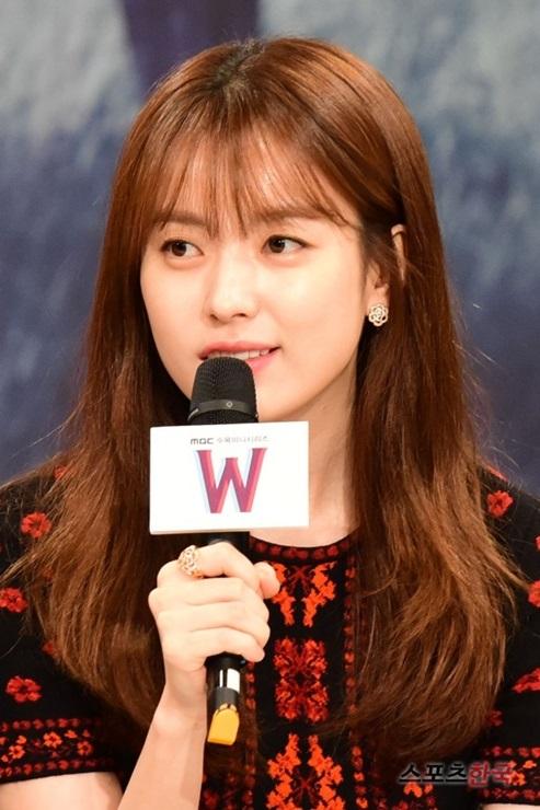여신미 돋는 한효주 더블유 제작발표회.jpg