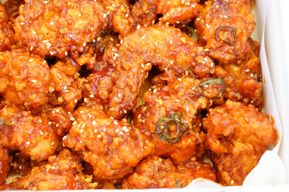 속초 만석닭강정 해변에서 먹으니 더 좋다