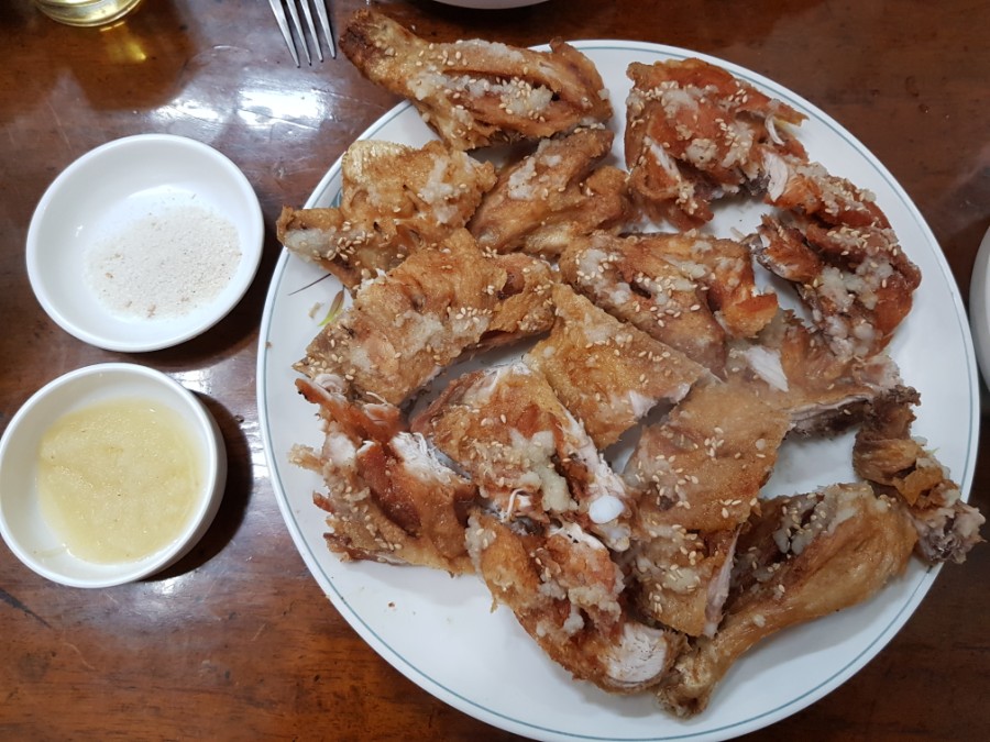 포항 죽도시장 인근 40년전통 형제통닭 (달지 않은 마늘소스의 마늘통닭)
