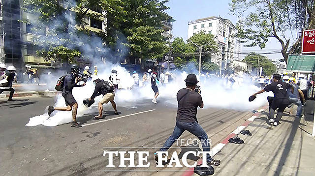 1일 미얀마 양곤에서 쿠데타 반대 시위대가 보안군이 발사한 최루탄을 피해 도망치고 있다./AP 뉴시스