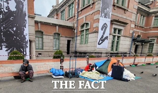 25일 오전 서울역 앞 광장에서 노숙인들이 종이 박스와 텐트 등을 이용해 거처를 마련한 모습. /정용석 기자