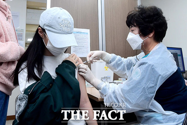10월18일 서울 양천구 홍익병원에서 한 학생이 코로나19 백신접종을 하고 있다. /사진공동취재단