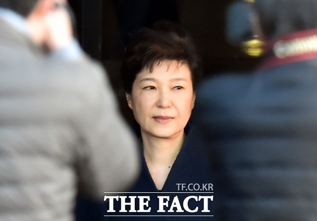 박근혜(사진) 정부 시절 외교부에서 강제징용 피해자 소송 지연을 위해 사법부를 개인적으로 접촉해야 한다는 방안을 검토한 사실이 드러난 가운데, 국·과장이 대법관을 직접 만났다는 법정 증언이 나왔다. /이새롬 기자