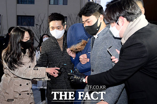 ‘2215억 횡령’ 오스템임플란트 직원 구속송치…”묵묵부답”