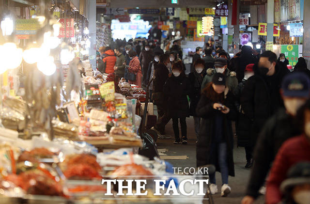 서울 전통시장에서 각종 설 명절 상품을 30%까지 할인하는 행사가 열린다. 서울시는 17일부터 다음달 2일까지 전통시장 159곳에서 이 같은 행사를 진행한다고 밝혔다. /뉴시스
