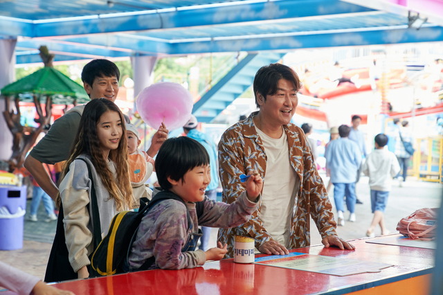고레에다 히로카즈 감독의 첫 한국 영화 '브로커'는 베이비박스에 버려진 아기를 둘러싸고 관계를 맺게 된 이들의 예기치 못한 특별한 여정을 그린 작품으로 제 75회 칸 영화제 경쟁 부문에 초청돼 최초 공개됐다. /CJ ENM 제공