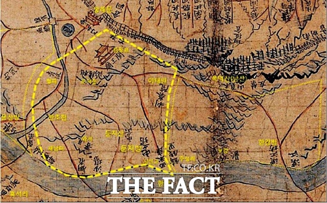 1760년 <한양도>. 노란색 굵은 점선은 당시 둔지방의 행정구역으로, 현재의 용산기지 터에 해당한다. 만초천 왼쪽으로 용산이 속한 '용산방'이 있다./서울역사박물관