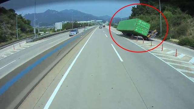 트레일러 위에 있던 컨테이너가 고속도로에 떨어져 주행 중인 차와 충돌하는 사고가 발생했다. /온라인 커뮤니티 '보배드림' 캡처