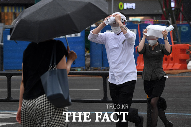 서울 동부간선도로 통제가 해제됐다. 전국적으로 장맛비가 내리는 29일 오후 서울 종로구 광화문 네거리 일대에서 우산을 준비하지 못한 시민들이 머리를 가린 채 비를 피하고 있다. /남용희 기자