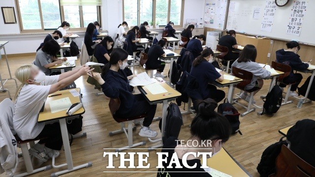 2023학년도 대학수학능력시험(수능)이 11월 17일에 시행된다. 지난 6월 서울 한 고등학교에서 모의평가가 시행 중이다./뉴시스