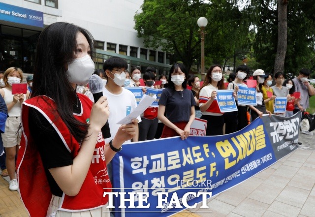 연세대 비정규 노동문제 해결을 위한 공동대책위원회 및 학생들이 6일 서울 연세대 백양관 앞에서 '청소경비노동자 투쟁에 연대하는 기자회견'을 하고 있다./뉴시스