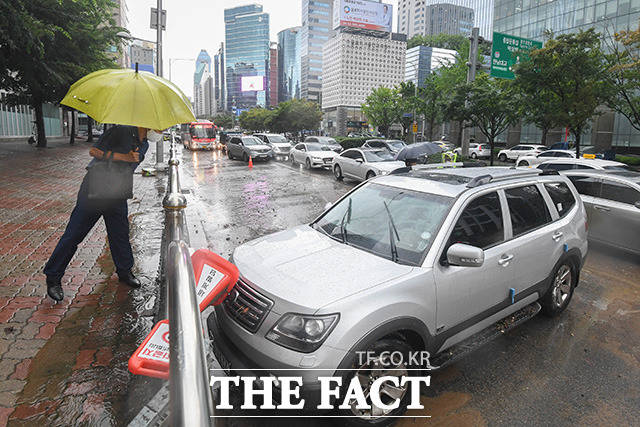 중부 및 강원 지방에 이틀째 폭우가 이어지며 사망자가 8명으로 늘었다. 9일 오후 서울 강남구 강남역 일대에 전날 내린 폭우로 인해 침수되어 멈춰버린 차량이 길가에 세워져 있다. /박헌우 인턴기자