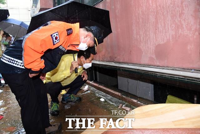 오세훈 서울시장이 9일 오전 폭우로 사망자가 발생한 관악구 신림돌 빌라를 찾아 현장을 살피고 있다. /서울시 제공
