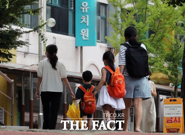 서울시는 '청소년 엄마아빠'에게 자녀 양육비로 월 20만 원을 지원한다고 11일 밝혔다. 2일 오전 서울 중구 한 유치원 앞에서 보호자가 자녀와 함께 등원하고 있다. 사진은 기사 내용과 무관함. /뉴시스