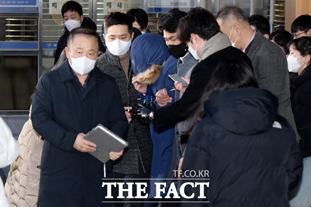 회삿돈 2215억 원을 횡령한 혐의를 받는 오스템임플란트 직원 이 모(45) 씨가 지난 1월14일 오전 서울 강서경찰서에서 검찰로 송치되고 있다. /이선화 기자