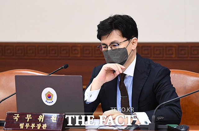한동훈 법무부 장관이 5일 오전 서울 종로구 정부서울청사에서 열린 국무회의에 참석하고 있다. /이동률 기자