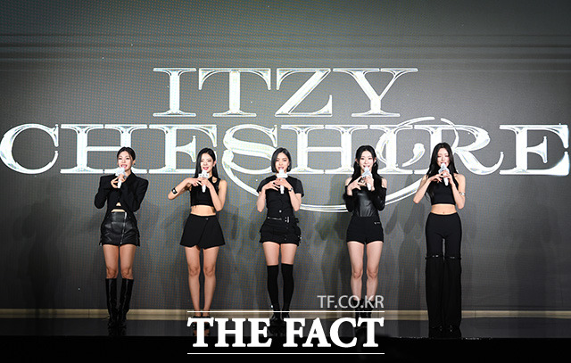 [Ʈӳ ] ׷ ITZY() 25    Ʈ ڹ輭 ￡   ̴ ٹ 'CHESHIRE(ü)' ߸  ̽ λ縻 ϰ ִ.