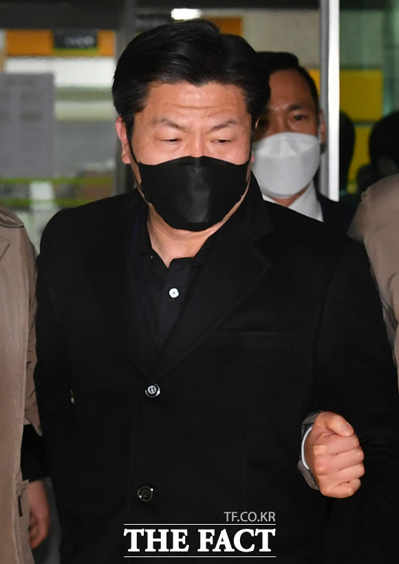 ÀÌÀÓÀç Àü ¿ë»ê°æÂû¼ÀåÀÌ 5ÀÏ ¿ÀÈÄ ¼¿ï ¸¶Æ÷±¸ ¼¿ï¼ºÎÁö¹æ¹ý¿ø¿¡¼ ¿¸° ±¸¼Ó Àü ÇÇÀÇÀÚ ½É¹®(¿µÀå½ÇÁú½É»ç)À» ¸¶Ä¡°í ¹ý¿øÀ» ³ª¼°í ÀÖ´Ù. /¹ÚÇå¿ì ÀÎÅϱâÀÚ