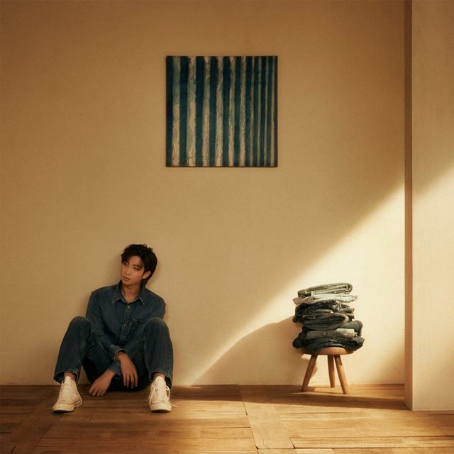 ׷ źҳ RM ַ ٹ 'Indigo(ε)' ֿ ۷ι Ʈ   ϰ ִ. /Ʈ  