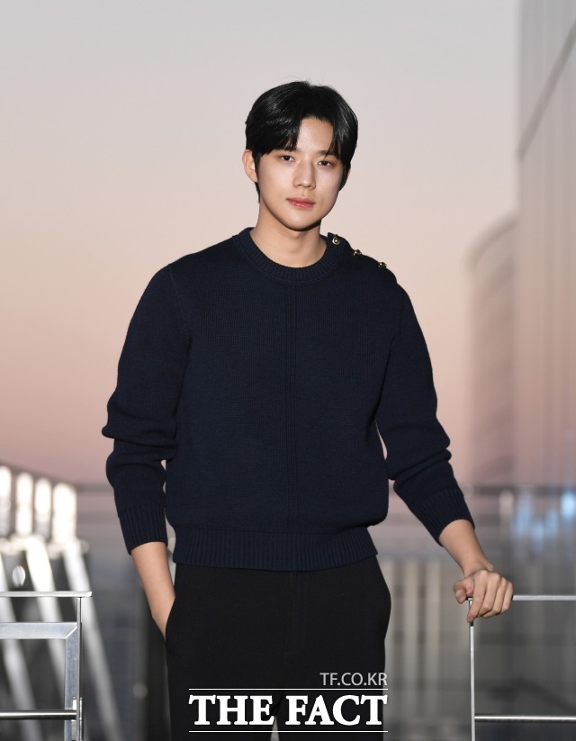   5    ϵ <Ʈ>  ͺ信 ռ  ϰ ִ. /̻ 