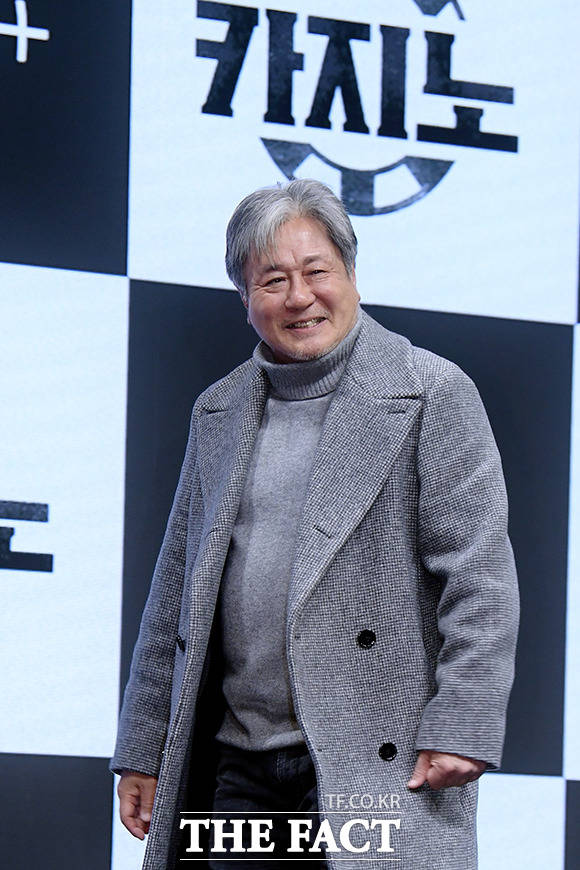 25  󸶷 ƿ  ֹν  Ʒ ٶ󺸸 ̼Ҹ  ִ. /̼ȭ 