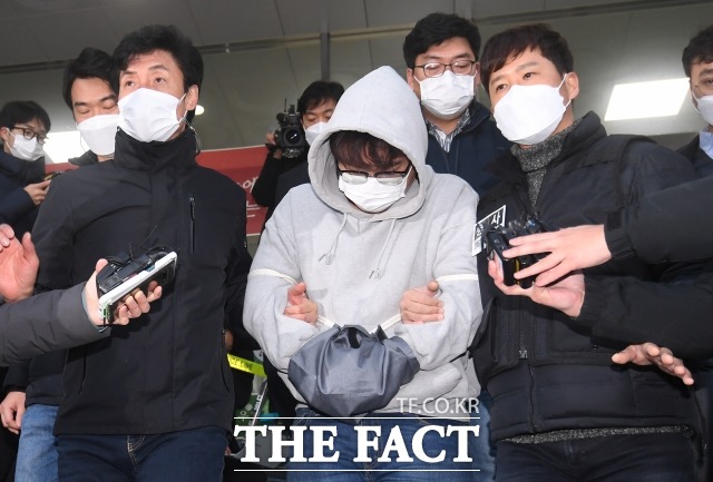 ¹üÁËÇÇÇØÀÚ ¾ÈÀüÁ¶Ä¡(½Åº¯º¸È£)¸¦ ¹Þ´ø ¿©¼ºÀÇ ÁýÀ» ã¾Æ°¡ °¡Á·À» »ìÇØÇÑ ÇøÀǸ¦ ¹Þ´Â À̼®ÁØÀÌ Ç׼ҽɿ¡¼ ¹«±â¡¿ªÀ» ¼±°í¹Þ¾Ò´Ù. »çÁøÀº Áö³ÇØ 12¿ù ¼¿ï ¼ÛÆÄ°æÂû¼¿¡¼ ¼¿ïµ¿ºÎÁö°Ë¿¡ ¼ÛÄ¡µÇ°í ÀÖ´Â ÀÌ ¾¾. /ÀÌ»õ·Ò ±âÀÚ