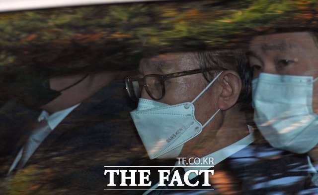  Ư ڷ ŷеǴ ̸     û ʱ ߴ. / 