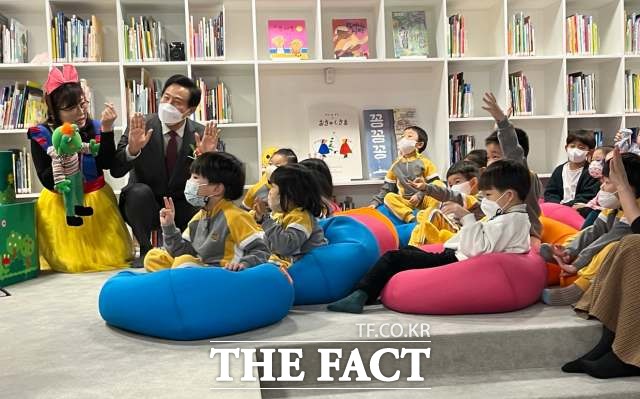   Ʈå 'ܺ' ȭ  ̵ λϰ ִ. /ä 