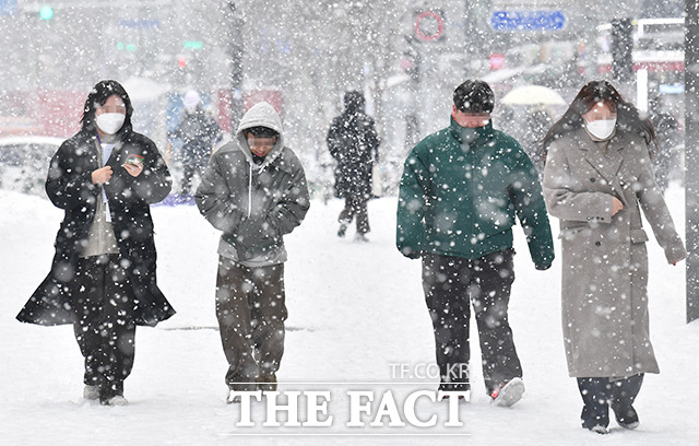 ¼¿ï¿¡ °ÃßÀ§°¡ ¸ô¾ÆÄ£ ¹ã ÁöÇÏöÀÌ ÇѰ ´Ù¸®¿¡¼ 2½Ã°£ µ¿¾È ¸ØÃß´Â »ç°í°¡ ¹ß»ýÇß´Ù. ¼öµµ±Ç¿¡ ´ë¼³ÁÖÀǺ¸°¡ ¹ßÈ¿µÈ 15ÀÏ ¿ÀÈÄ ¼¿ï ¸¶Æ÷±¸ »ó¾Ïµ¿ ÀÏ´ë¿¡ ½Ã¹ÎµéÀÌ °Å¸®¸¦ °È°í ÀÖ´Ù. /¹ÚÇå¿ì ÀÎÅϱâÀÚ