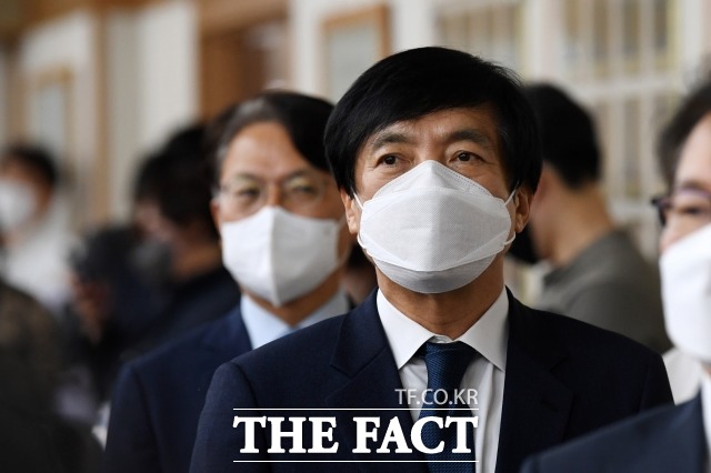 À̼ºÀ± ¹ý¹«¿¬¼ö¿ø ¿¬±¸À§¿øÀÌ 2³â Àü ä³ÎA »ç°ÇÀ» ¼ö»çÇÒ ¶§ À±¼®¿ ´ëÅë·É(´ç½Ã °ËÂûÃÑÀå)¿¡°Ô ¸ð¸ê°¨À» ÁÖ´Â Àüȸ¦ ¹Þ¾Ò´Ù´Â ÀÏȸ¦ °ø°³Çß´Ù. /³²¿ëÈñ ±âÀÚ