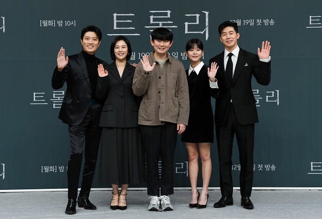 , , 蹮 , , 蹫(ʺ) 15 ¶  SBS  ȭ 'ƮѸ' ۹ǥȸ  ϰ ִ. /SBS 