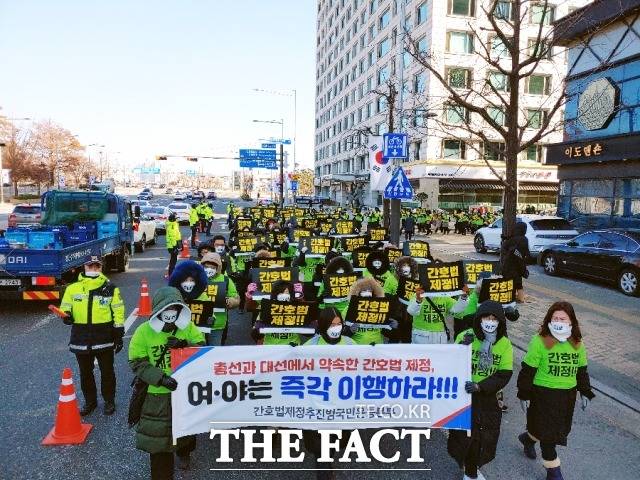 Ƿ谡 ȣ ó찳   ȣ  ѷΰ Ƿ   ϰ ¼鼭 1 Ѱ ı ã ϰ ִ.  ȣ οΰ 14  ǵ   տ ȸ ȣ  ˱ϰ ִ./Ѱȣȸ 