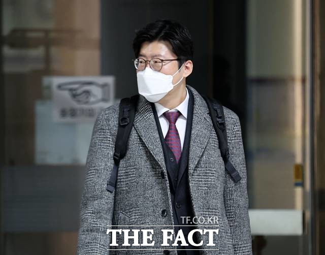 °ËÂûÀÌ ±èÇÐÀÇ Àü ¹ý¹«ºÎ Àå°ü¿¡ ´ëÇÑ Ãâ±¹±ÝÁö Á¶Ä¡¸¦ µÑ·¯½Ñ ÀÇȤÀ¸·Î ÀçÆÇ¿¡ ³Ñ°ÜÁø À̱Կø Àü °ú°Å»çÁø»óÁ¶»ç´Ü °Ë»ç¿¡°Ô ¡¿ª 3³âÀÇ ½ÇÇüÀ» ±¸ÇüÇß´Ù. »çÁøÀº 1¿ù ¼¿ïÁß¾ÓÁö¹ý¿¡¼ ¿¸° °øÆÇ¿¡ Ãâ¼®ÇÑ ÀÌ °Ë»ç./´º½Ã½º