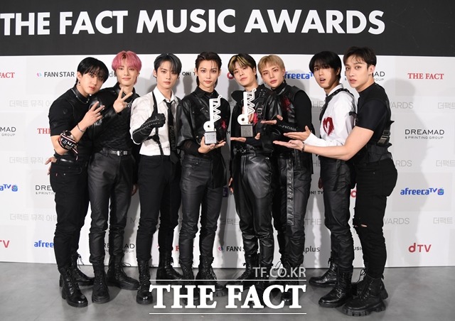 ½ºÆ®·¹ÀÌ Å°Áî°¡ ¿À´Â 21ÀÏ µðÁöÅÐ ¾Ù¹ü 'SKZ-REPLAY'¸¦ ¹ß¸ÅÇÑ´Ù. »çÁøÀº '2022 ´õÆÑÆ® ¹ÂÁ÷ ¾î¿öÁî'¿¡¼ 2°ü¿Õ¿¡ ¿À¸¥ µÚ Æ®·ÎÇǸ¦ µé°í »çÁø ÃÔ¿µÀ» ÇÏ´Â ¸ð½À. /ÀÌ»õ·Ò ±âÀÚ