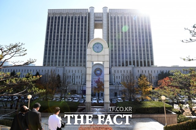 ´ëÀ嵿 °³¹ß ÀÇȤÀÇ ÇÙ½ÉÀι° ±è¸¸¹è Àü ±âÀÚÀÇ Àç»êÀ» Àº´ÐÇØÁØ ÇøÀǸ¦ ¹Þ´Â Èõ´ëÀ¯ÀÚ»ê°ü¸® ÀÓ¿ø 2¸íÀÇ ±¸¼Ó¿µÀåÀÌ/´õÆÑÆ® DB