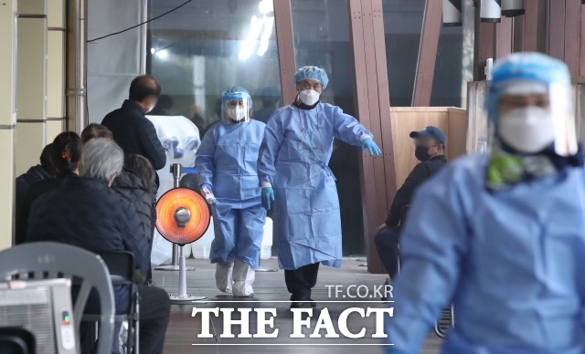 ±¹³» Äڷγª19 ½Å±Ô È®ÁøÀÚ°¡ 7¸¸154¸í ¹ß»ýÇß´Ù. »çÁøÀº ¼¿ïÀÇ ÇÑ ¼±º°Áø·á¼Ò¿¡¼ ½Ã¹ÎµéÀÌ °Ë»ç¸¦ ¹Þ±â À§ÇØ ÁÙ¼ ±â´Ù¸®°í ÀÖ´Ù./´º½Ã½º