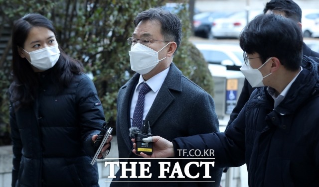 ȭõ  踸  5   ʱ ߾  '嵿   '  68ǿ ⼮ϰ ִ. / ϱ