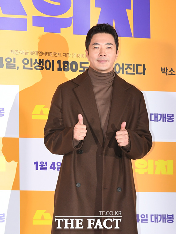 ¹è¿ì ±Ç»ó¿ì°¡ 19ÀÏ ¿ÀÈÄ ¼¿ï ±¤Áø±¸ ·Ôµ¥½Ã³×¸¶ °Ç´ëÀÔ±¸Á¡¿¡¼ ¿¸° ¿µÈ '½ºÀ§Ä¡' ¾ð·Ð½Ã»çȸ ¹× ±âÀÚ°£´ãȸ¿¡ Âü¼®ÇØ Æ÷Á ÃëÇϰí ÀÖ´Ù. /ÀÌ»õ·Ò ±âÀÚ