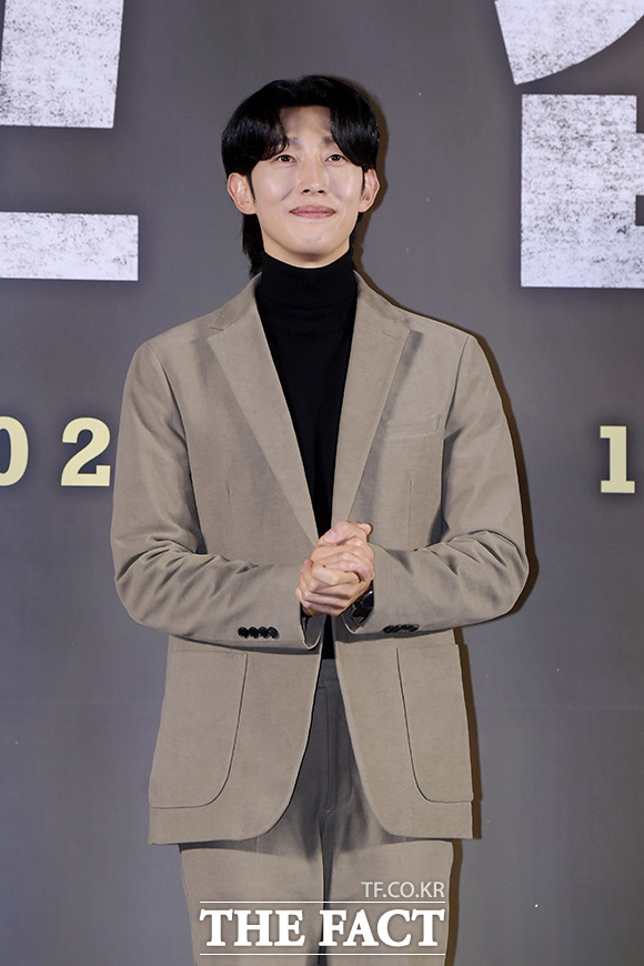 ¹è¿ì °±â¿µÀÌ 20ÀÏ ¿ÀÈÄ ¼¿ï ¼ºµ¿±¸ ¸Þ°¡¹Ú½º ¼º¼ö¿¡¼ ¿¸° ¿µÈ '±³¼·' Á¦ÀÛº¸°íȸ¿¡¼ Æ÷Á ÃëÇϰí ÀÖ´Ù. /À̼±È ±âÀÚ